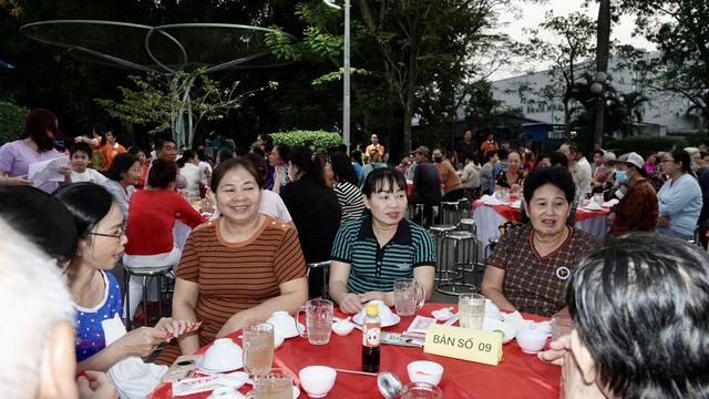 Bữa tiệc tất niên ở góc công viên TP.HCM: Hơn 500 người dân cùng ăn tết - Ảnh 2.