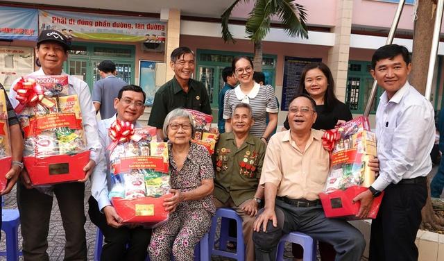 Bữa tiệc tất niên ở góc công viên TP.HCM: Hơn 500 người dân cùng ăn tết - Ảnh 3.