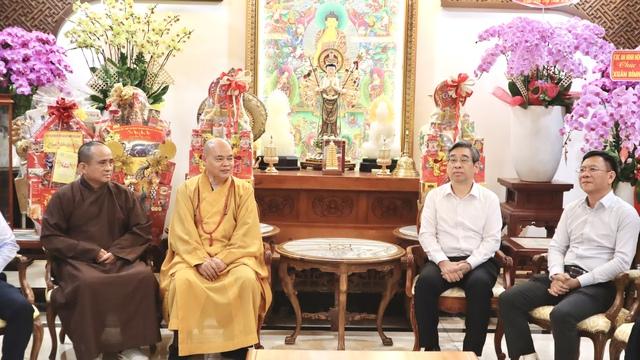 TP.HCM trao bằng khen cho thượng tọa Thích Thanh Phong và thượng tọa Thích Tâm Hải - Ảnh 1.