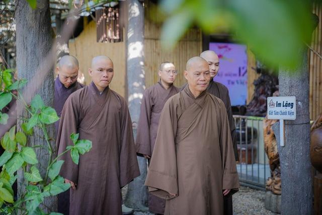 Dọn bàn thờ ngày tết có được di chuyển bát hương không? - Ảnh 3.