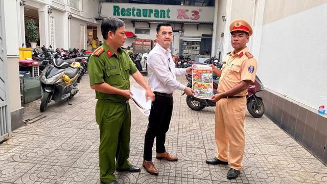 CSGT TP.HCM đến quán nhậu dán decal nhắc 'Đã uống rượu, bia - Không lái xe' - Ảnh 1.
