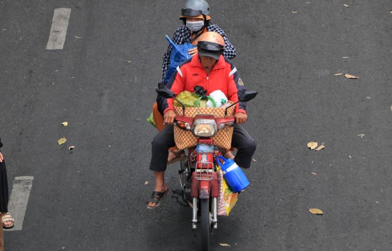 Ngày đầu đi làm sau tết, đường phố TP.HCM đông xe: 'Hết tết rồi, cày tiếp thôi!' - Ảnh 4.