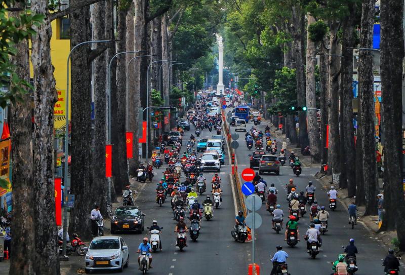 Ngày đầu đi làm sau tết, đường phố TP.HCM đông xe: 'Hết tết rồi, cày tiếp thôi!' - Ảnh 1.