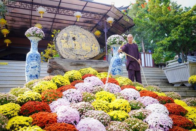 Mừng xuân Di Lặc là gì? Vì sao các chùa treo câu này ngày tết? - Ảnh 2.