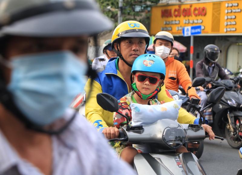 Ngày đầu đi làm sau tết, đường phố TP.HCM đông xe: 'Hết tết rồi, cày tiếp thôi!' - Ảnh 3.