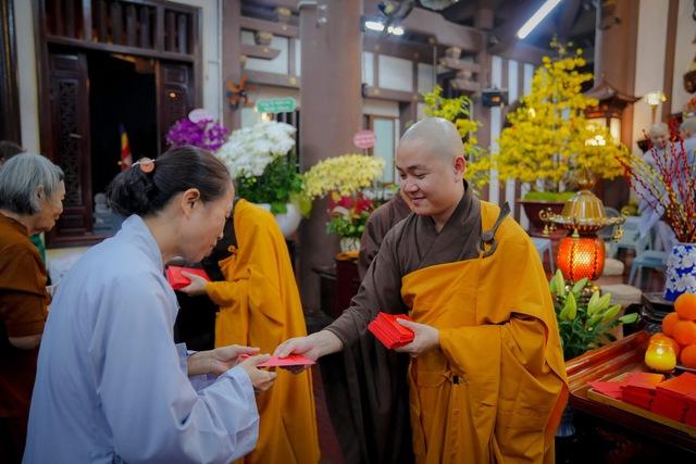 Mừng xuân Di Lặc là gì? Vì sao các chùa treo câu này ngày tết? - Ảnh 3.