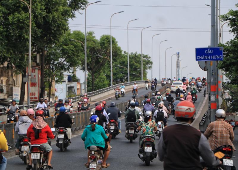 Ngày đầu đi làm sau tết, đường phố TP.HCM đông xe: 'Hết tết rồi, cày tiếp thôi!' - Ảnh 7.