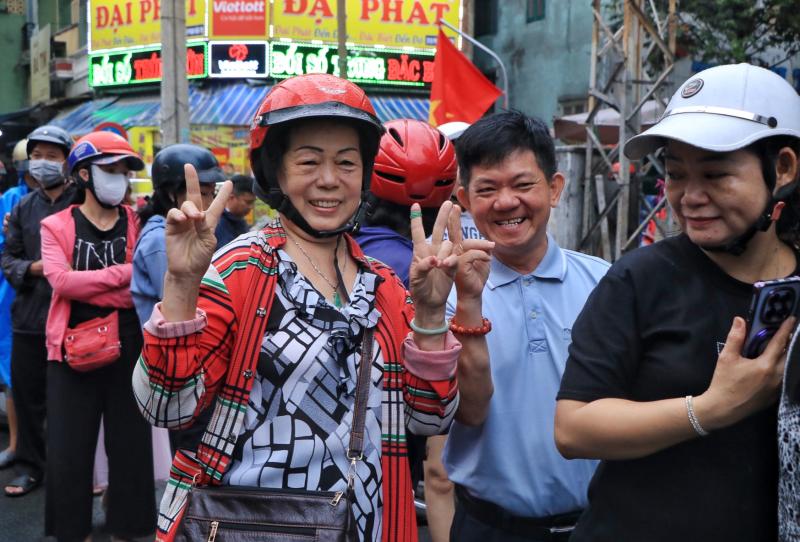 Sáng nay hàng dài người dân TP.HCM đội mưa mua vịt quay, heo quay ngày Thần tài   - Ảnh 4.