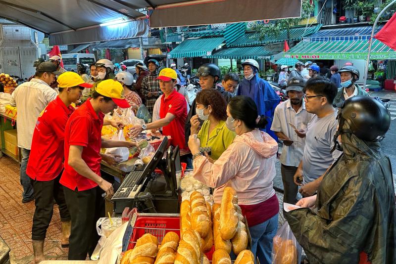 Sáng nay hàng dài người dân TP.HCM đội mưa mua vịt quay, heo quay ngày Thần tài   - Ảnh 8.