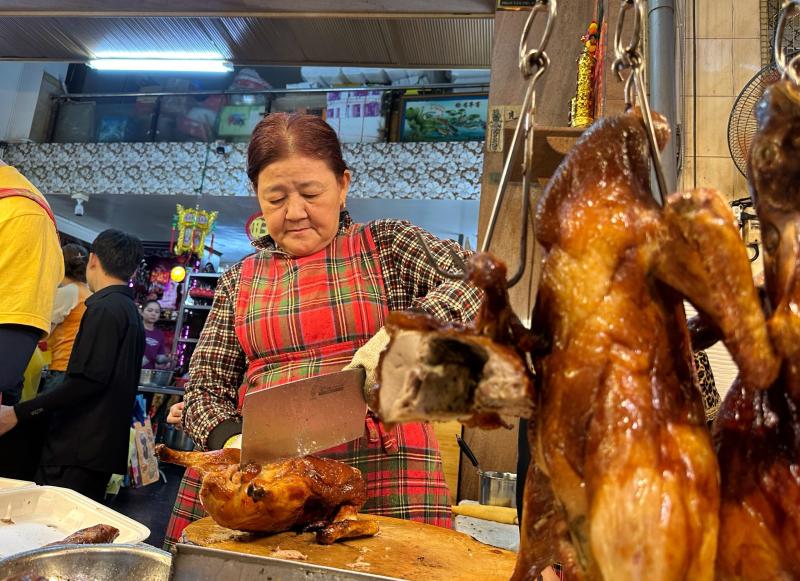 Sáng nay hàng dài người dân TP.HCM đội mưa mua vịt quay, heo quay ngày Thần tài   - Ảnh 6.