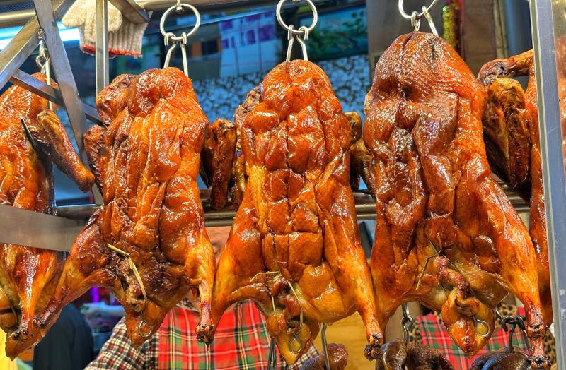Sáng nay hàng dài người dân TP.HCM đội mưa mua vịt quay, heo quay ngày Thần tài   - Ảnh 5.