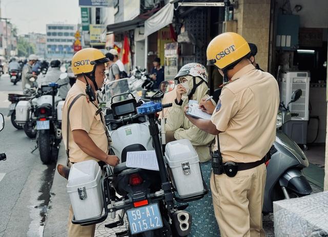 Không gạt chân chống xe máy có thể bị phạt 14 triệu đồng? CSGT nói rõ - Ảnh 1.