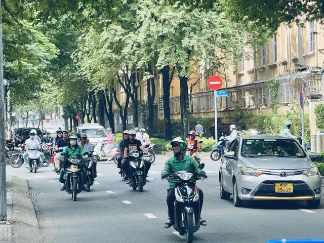 Biển cấm dừng và đỗ xe 'lạ' ở làng đại học TP.HCM gây tranh cãi - Ảnh 2.