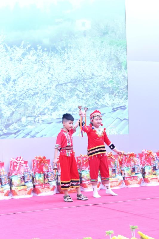 Cô hiệu trưởng ở TP.HCM mặc trang phục H'Mông, vui tết cùng học trò - Ảnh 15.