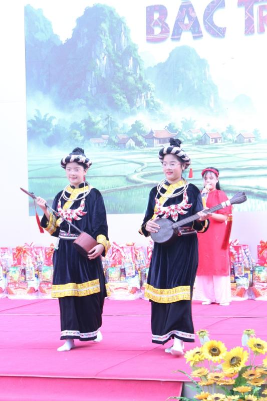 Cô hiệu trưởng ở TP.HCM mặc trang phục H'Mông, vui tết cùng học trò - Ảnh 2.