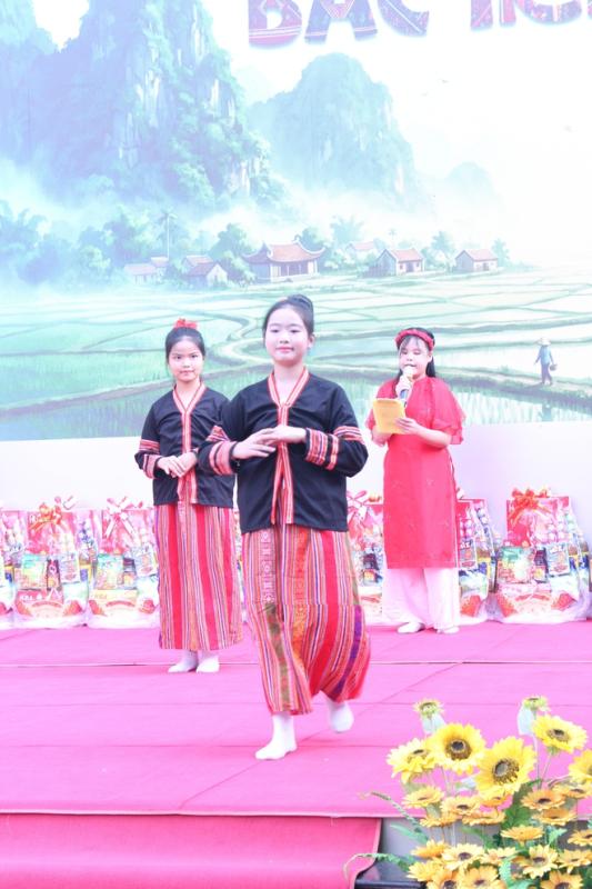 Cô hiệu trưởng ở TP.HCM mặc trang phục H'Mông, vui tết cùng học trò - Ảnh 3.