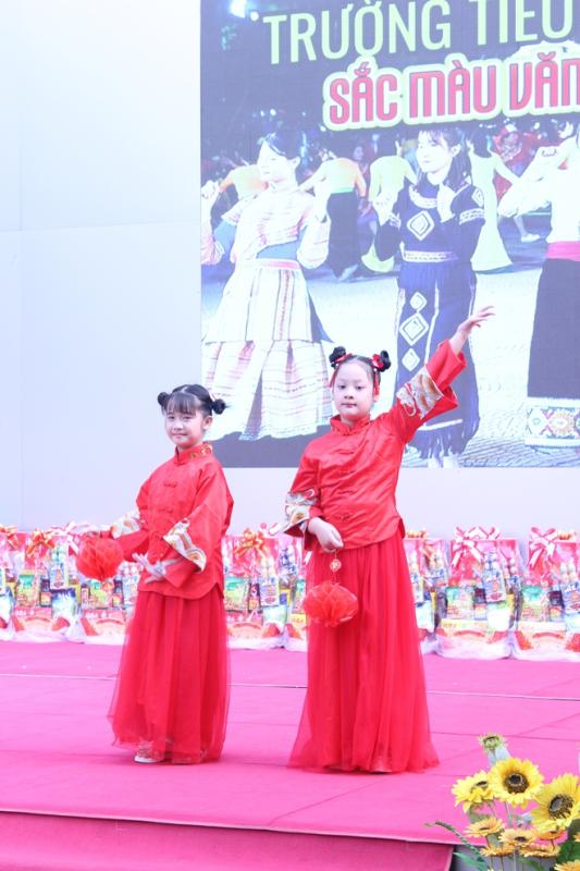 Cô hiệu trưởng ở TP.HCM mặc trang phục H'Mông, vui tết cùng học trò - Ảnh 14.