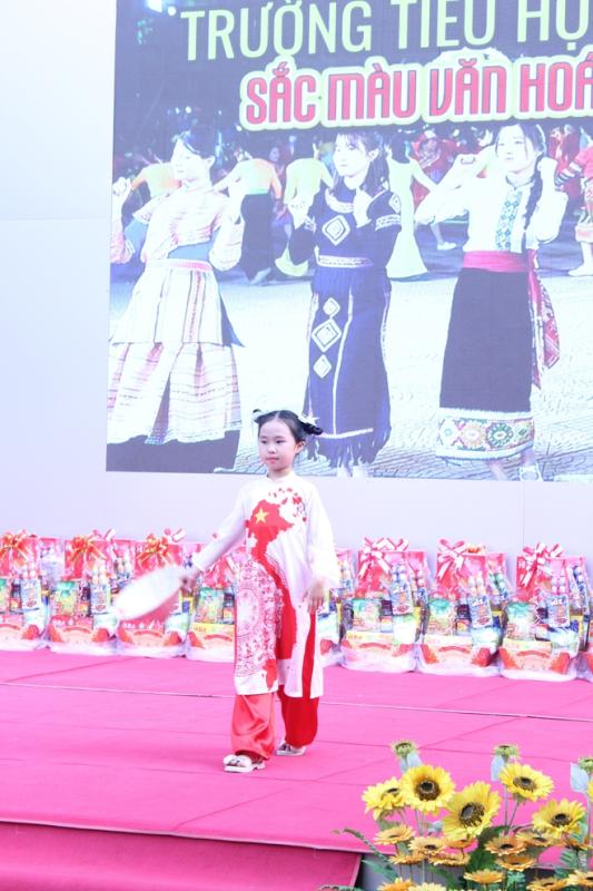 Cô hiệu trưởng ở TP.HCM mặc trang phục H'Mông, vui tết cùng học trò - Ảnh 12.