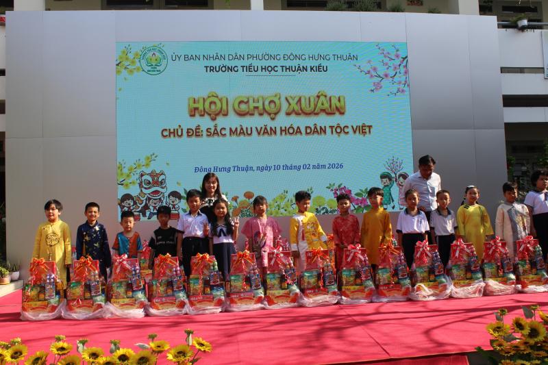 Cô hiệu trưởng ở TP.HCM mặc trang phục H'Mông, vui tết cùng học trò - Ảnh 24.