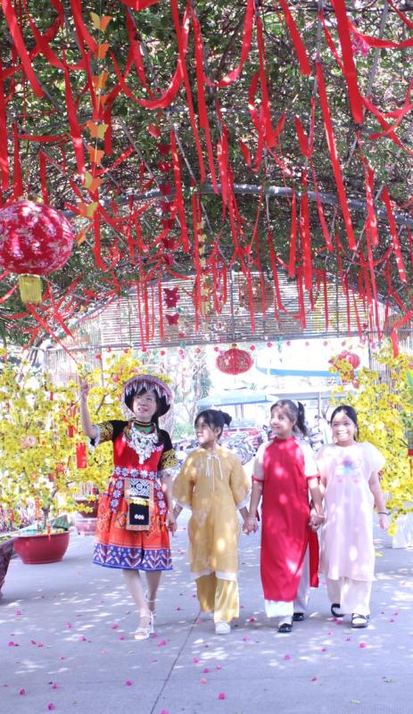 Cô hiệu trưởng ở TP.HCM mặc trang phục H'Mông, vui tết cùng học trò - Ảnh 4.