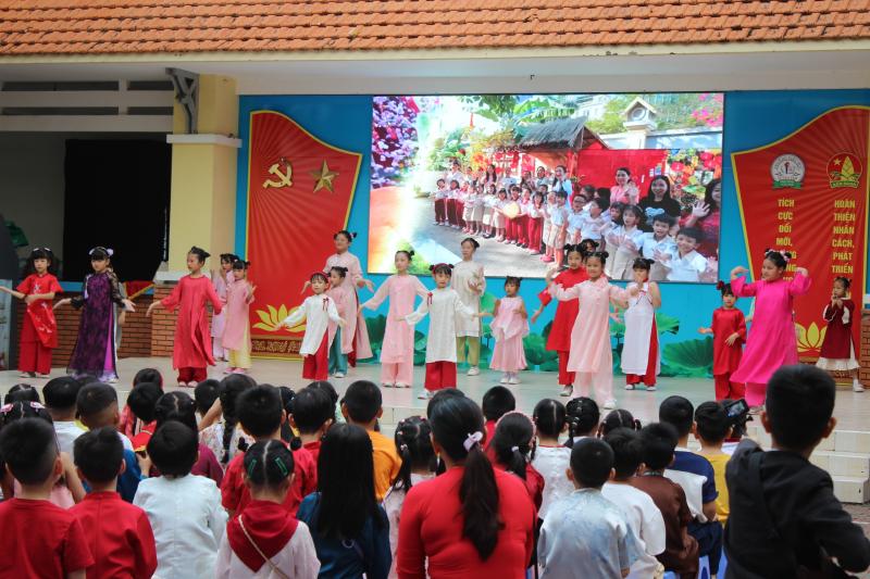 Ngày cuối năm đến trường, học sinh tập làm cảnh sát giao thông, giáo viên, phóng viên- Ảnh 12.