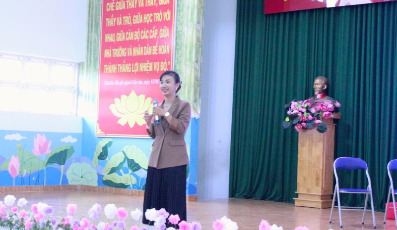 Ngày cuối năm đến trường, học sinh tập làm cảnh sát giao thông, giáo viên, phóng viên- Ảnh 5.