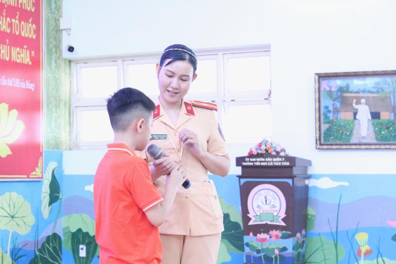 Ngày cuối năm đến trường, học sinh tập làm cảnh sát giao thông, giáo viên, phóng viên- Ảnh 2.