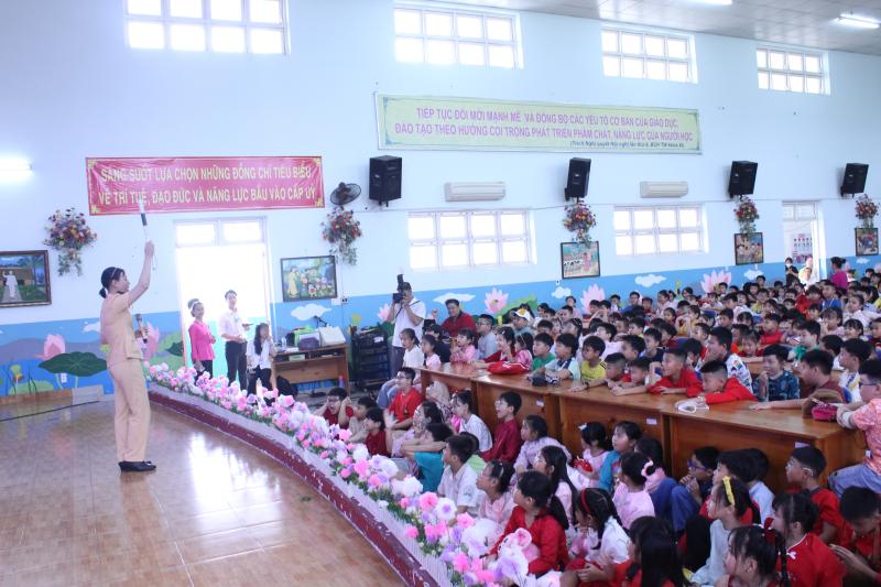 Ngày cuối năm đến trường, học sinh tập làm cảnh sát giao thông, giáo viên, phóng viên- Ảnh 3.