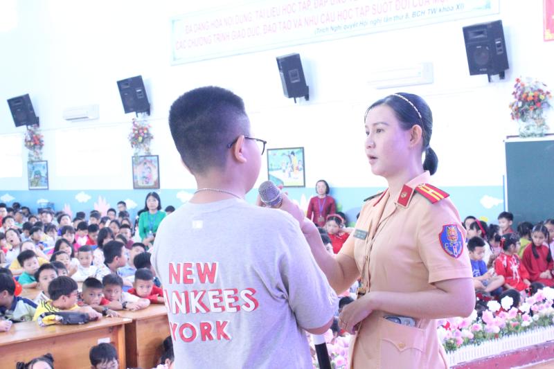 Ngày cuối năm đến trường, học sinh tập làm cảnh sát giao thông, giáo viên, phóng viên- Ảnh 1.