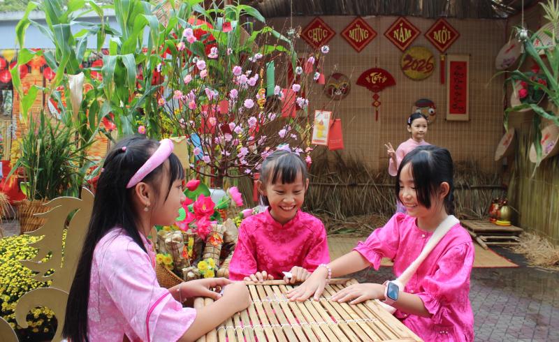 Ngày cuối năm đến trường, học sinh tập làm cảnh sát giao thông, giáo viên, phóng viên- Ảnh 15.
