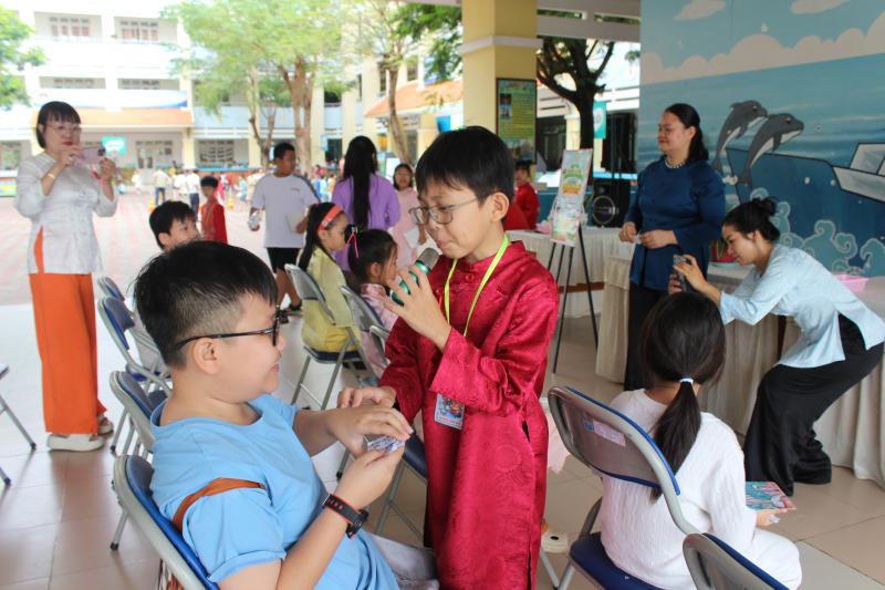 Ngày cuối năm đến trường, học sinh tập làm cảnh sát giao thông, giáo viên, phóng viên- Ảnh 9.