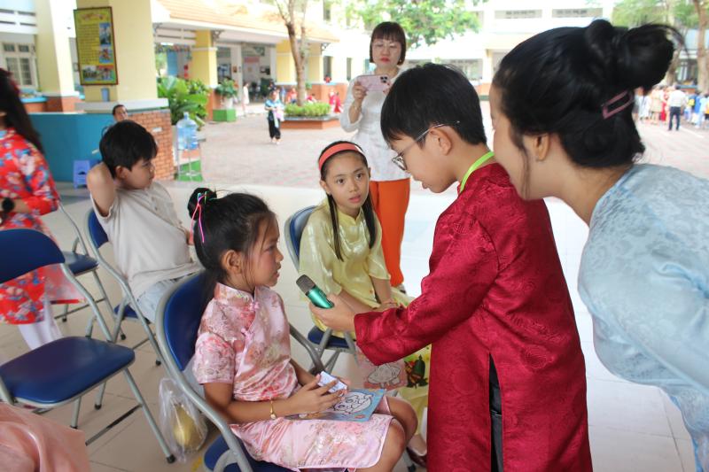 Ngày cuối năm đến trường, học sinh tập làm cảnh sát giao thông, giáo viên, phóng viên- Ảnh 10.