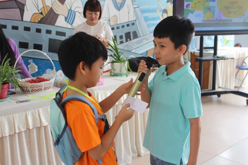 Ngày cuối năm đến trường, học sinh tập làm cảnh sát giao thông, giáo viên, phóng viên- Ảnh 8.