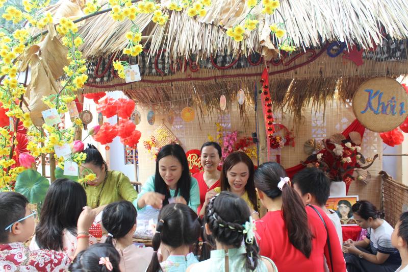 Ngày cuối năm đến trường, học sinh tập làm cảnh sát giao thông, giáo viên, phóng viên- Ảnh 14.