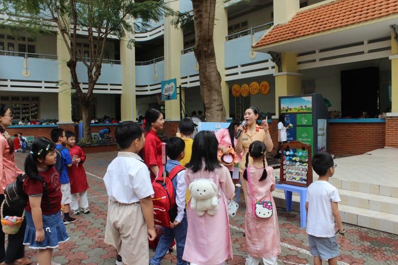 Ngày cuối năm đến trường, học sinh tập làm cảnh sát giao thông, giáo viên, phóng viên- Ảnh 6.