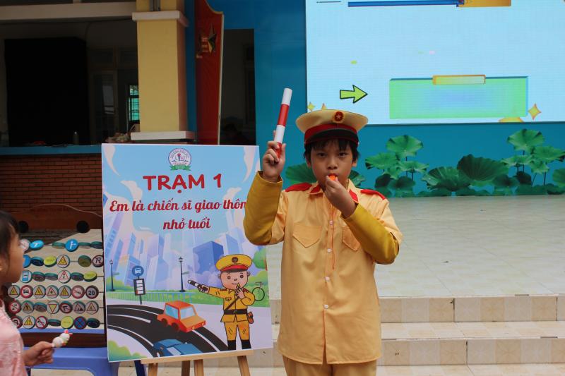 Ngày cuối năm đến trường, học sinh tập làm cảnh sát giao thông, giáo viên, phóng viên- Ảnh 7.