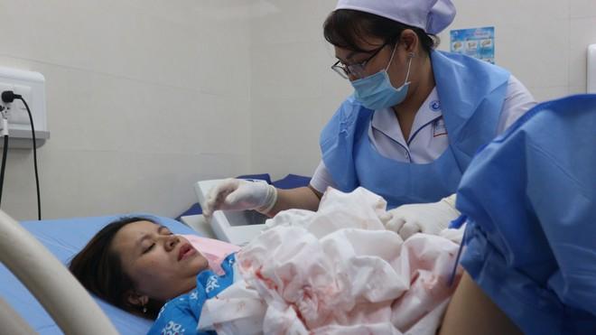 Xúc động khoảnh khắc những 'em bé Bính Ngọ' chào đời đúng thời khắc giao thừa - Ảnh 1.