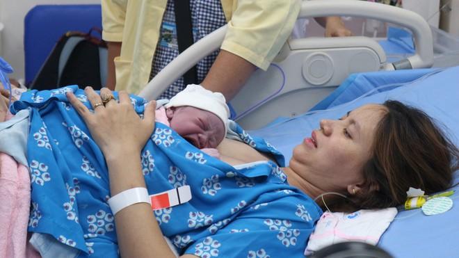 Xúc động khoảnh khắc những 'em bé Bính Ngọ' chào đời đúng thời khắc giao thừa - Ảnh 3.
