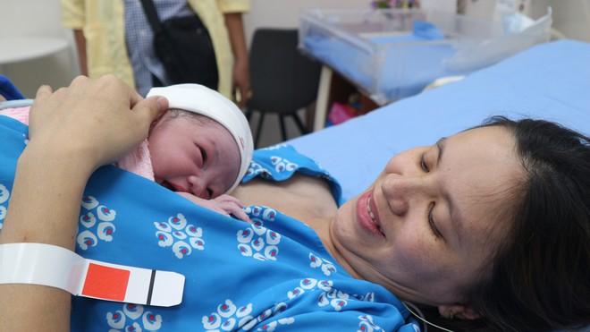 Xúc động khoảnh khắc những 'em bé Bính Ngọ' chào đời đúng thời khắc giao thừa - Ảnh 4.