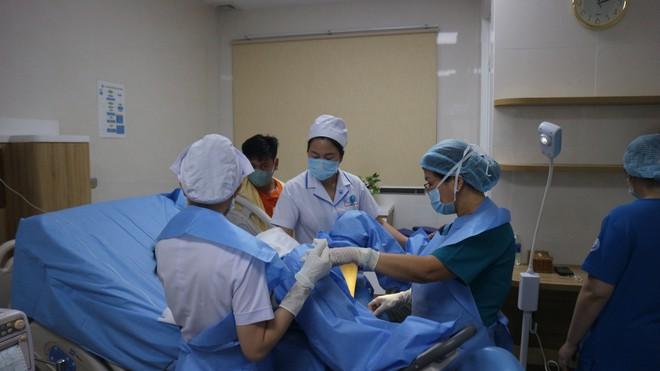 Xúc động khoảnh khắc những 'em bé Bính Ngọ' chào đời đúng thời khắc giao thừa - Ảnh 5.