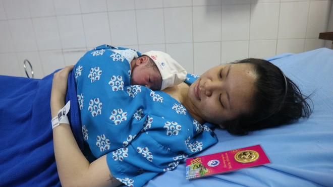 Xúc động khoảnh khắc những 'em bé Bính Ngọ' chào đời đúng thời khắc giao thừa - Ảnh 10.