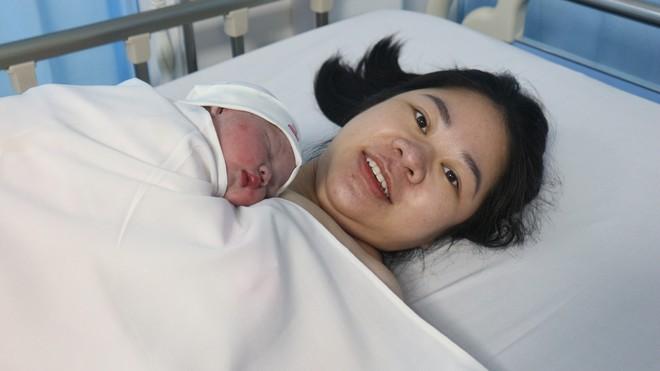 Xúc động khoảnh khắc những 'em bé Bính Ngọ' chào đời đúng thời khắc giao thừa - Ảnh 11.