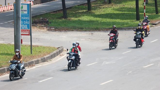 Mới tháng 2 đã nắng cháy da, nhiều người bị 'sốc nhiệt' vì quá nóng- Ảnh 4.