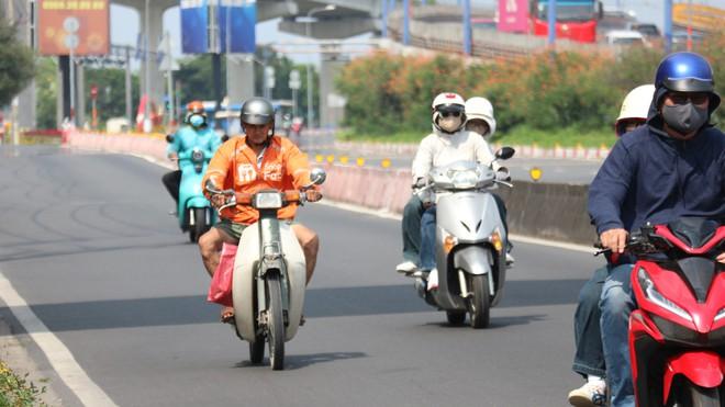 Mới tháng 2 đã nắng cháy da, nhiều người bị 'sốc nhiệt' vì quá nóng- Ảnh 6.
