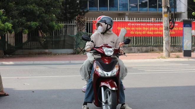 Mới tháng 2 đã nắng cháy da, nhiều người bị 'sốc nhiệt' vì quá nóng- Ảnh 7.