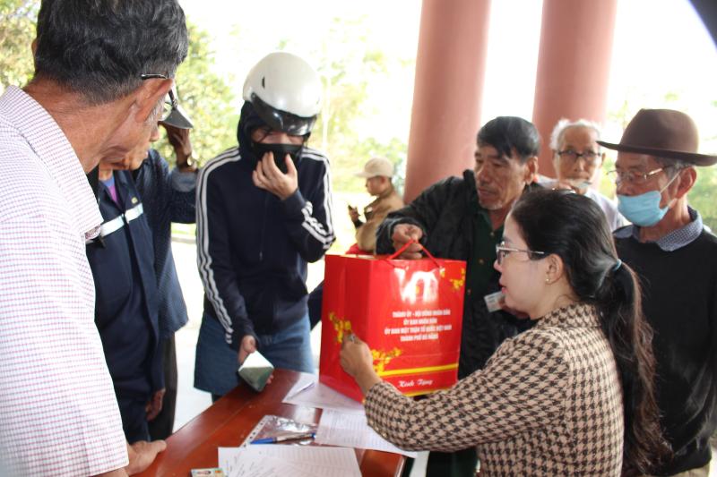 Tết nghĩa tình, xuân yêu thương trên khắp nẻo đường- Ảnh 13.