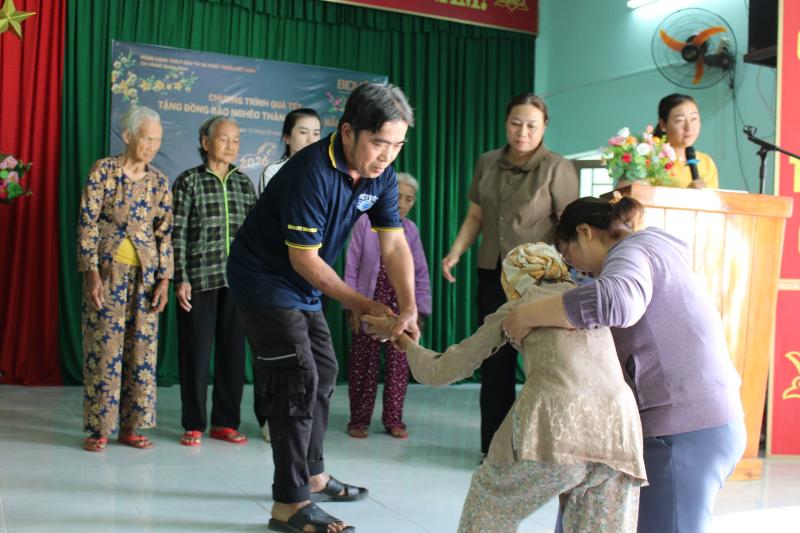 Tết nghĩa tình, xuân yêu thương trên khắp nẻo đường- Ảnh 10.