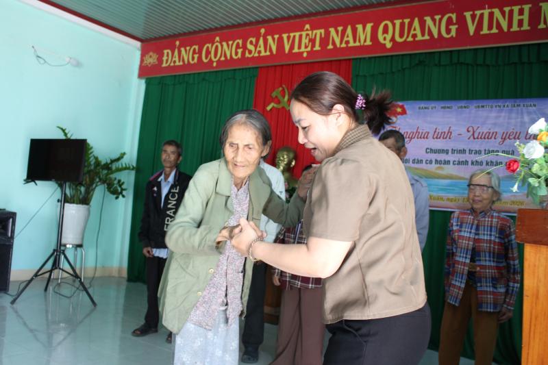 Tết nghĩa tình, xuân yêu thương trên khắp nẻo đường- Ảnh 11.