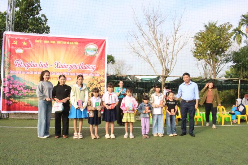 Tết nghĩa tình, xuân yêu thương trên khắp nẻo đường- Ảnh 9.