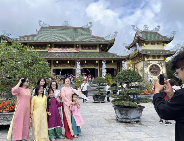 Mừng xuân Di Lặc là gì? Vì sao các chùa treo câu này ngày tết? - Ảnh 1.